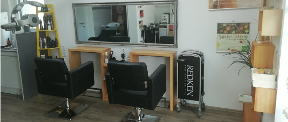 Friseurplätze und persönliche Atmosphäre im Salon-M